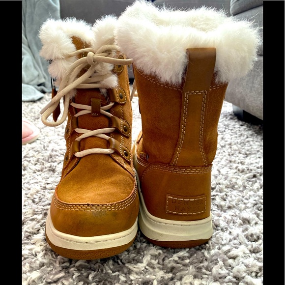 Denver Hayes boots are in great condition have a tan colour with white fur - Picture 2 of 5